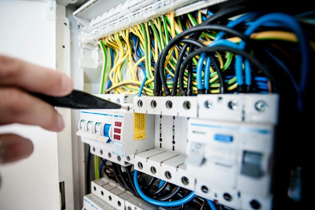 Comprobación de las protecciones de un cuadro eléctrico con un destornillador comprobador