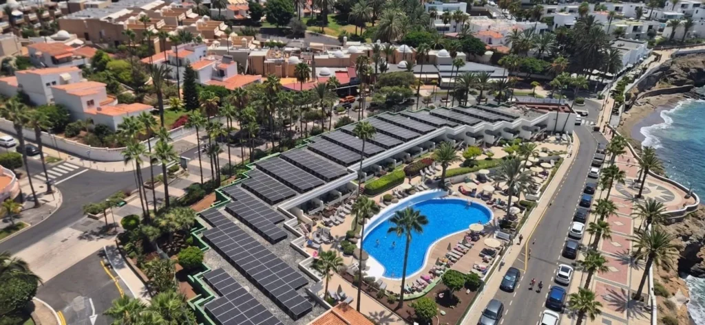 Instalación fotovoltaica junto a una piscina y la costa canaria